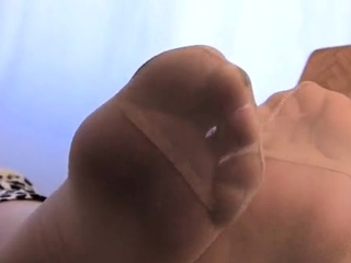 Noemi’s World – Pearl – Do you know that sound of nylons on