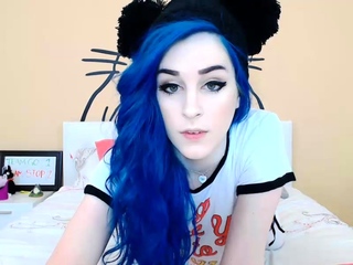 Brunette Amateur MILF Masturbates