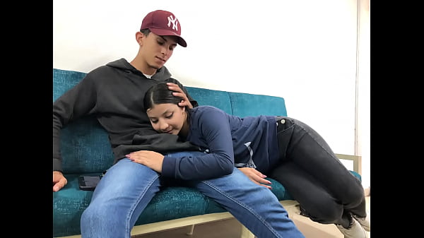 AMIGA TRANQUILA DESCANSA – mi AMIGA rubia de 18 años siente mi pollla en su boca