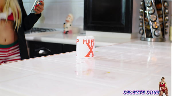 NAVIDEÑO !!!!  Follada con piernas abiertas en la cocina ,chupando polla se viene adentro mío